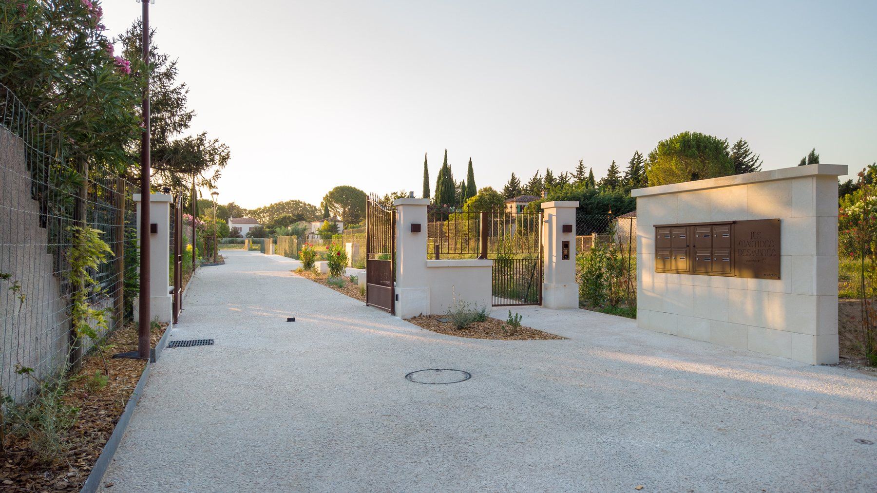 Les Bastides des Abbés : l'entrée est livrée